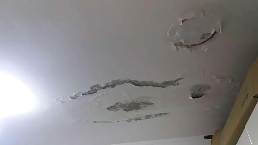 自建房的楼顶有缝隙漏水，怎么定位具体的漏水位置？插图