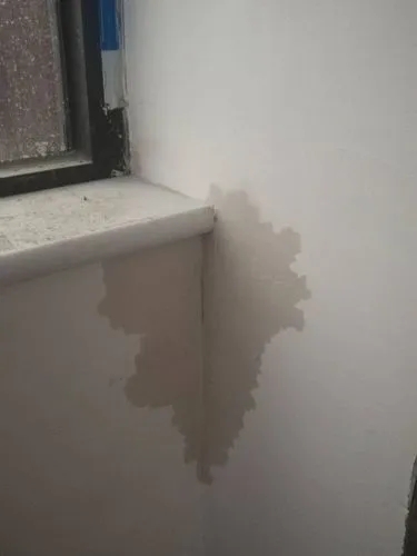 窗户窗台下方漏水渗水严重，墙面返碱了，需要怎么处理？插图